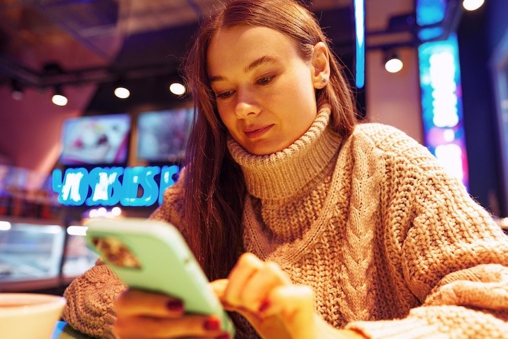 Pengguna mengecek keamanan akun digital saat melakukan transaksi deposit melalui aplikasi